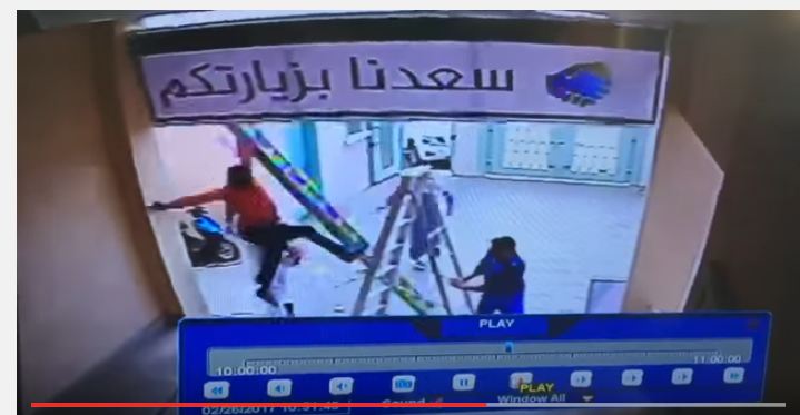بالفيديو.. يقظة معلم تنقذ عاملاً من الإصابة بعد سقوطه من ارتفاع