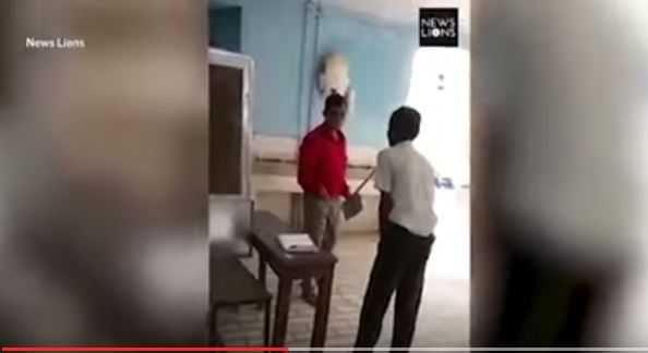 بالفيديو.. معلم يعاقب الطلاب بطريقة مهينة