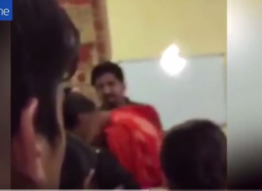 مُعلّم هندي يصفع الطالبات بطريقة وحشيّة