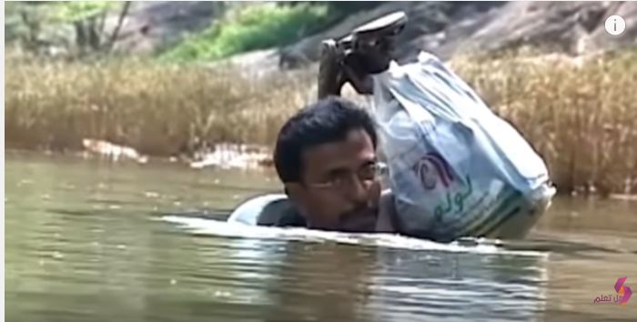 بالفيديو.. معلم يسبح عبر النهر يوميًا للوصول إلى عمله