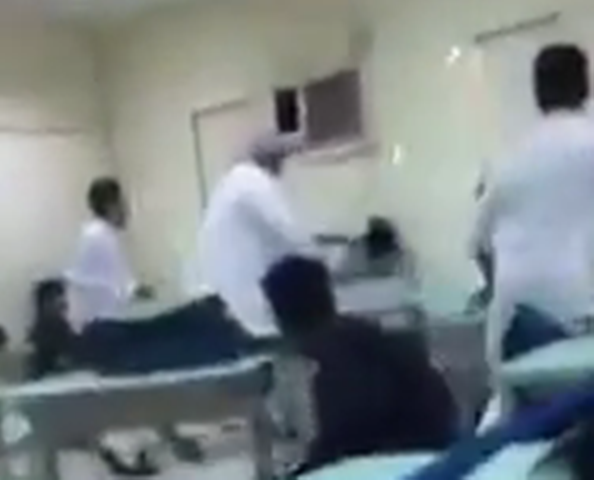 بالفيديو .. معلم يضرب طالبين بقسوة