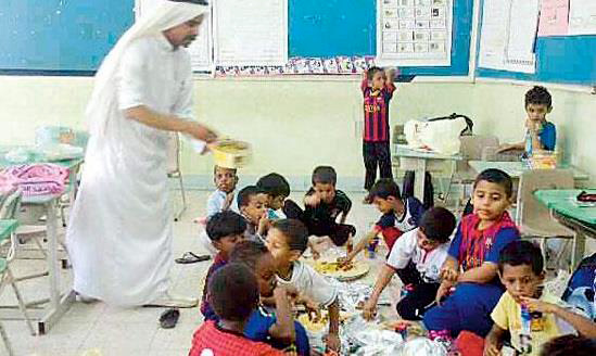 معلم ابتدائي يكافئ طلابه بوجبة غداء دسمة داخل الفصل
