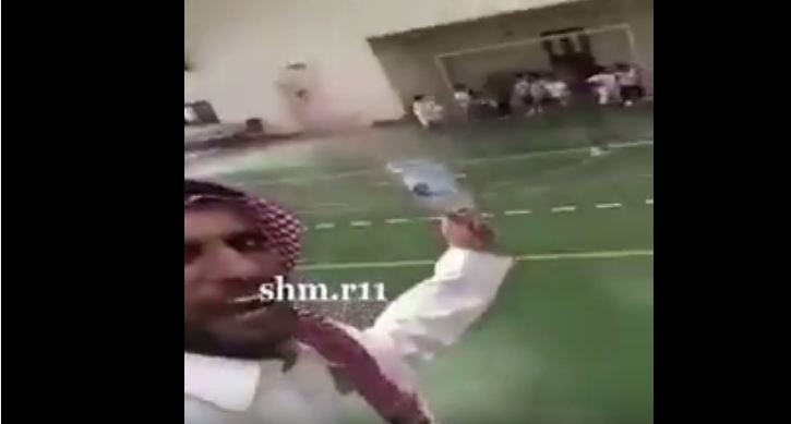 شاهد.. معلم يلاعب التلاميذ ويسابقهم يثير انقسامًا بين المغرّدين