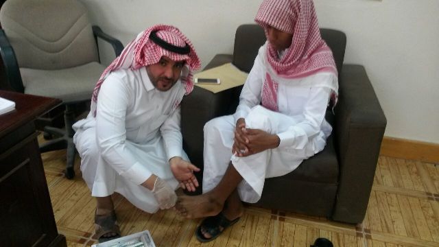 في الرياض.. معلم يُمارس مهنة التمريض في ثانوية القدس