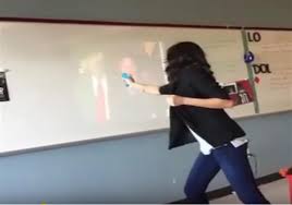 بالفيديو.. ايقاف معلمة أمريكية وجهت مسدس مياه في وجه ترامب’