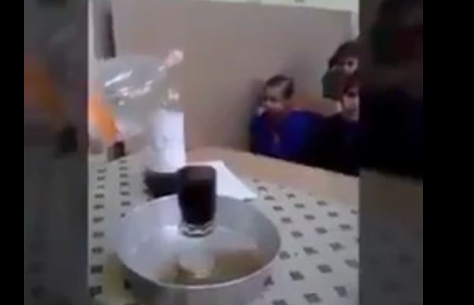 بالفيديو .. معلمة تشرح للأطفال معنى الاستغفار بـ”الكولا” والمياه
