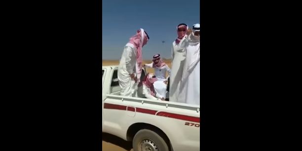 بالفيديو.. معلّمون تعطّلت سياراتهم في الصحراء يُفنّدون #ساعة_خالد_العرج