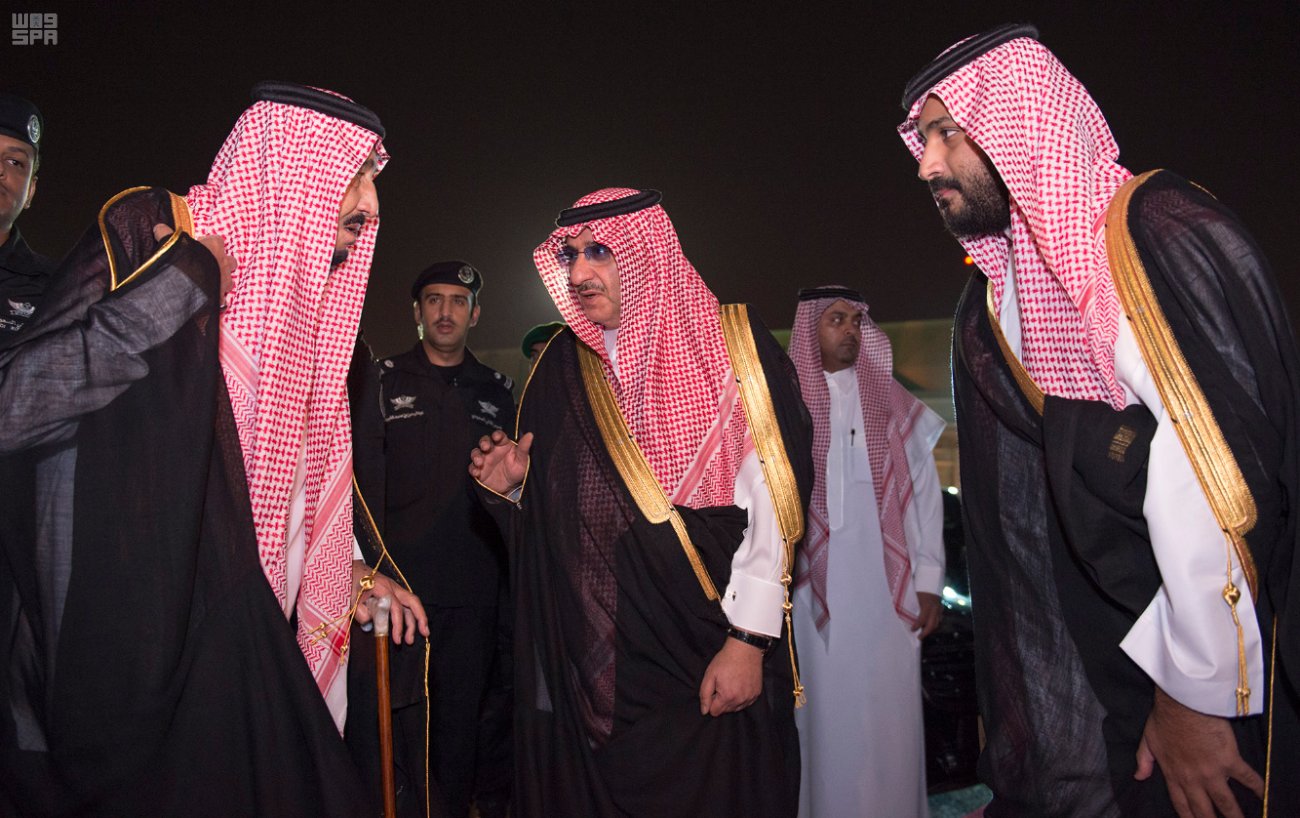 الملك سلمان يغادر إلى قطر للعزاء في وفاة الشيخ خليفة آل ثاني