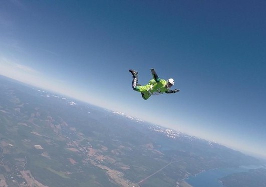 مغامر أمريكي يقفز من ارتفاع يفوق سبعة آلاف متر دون مظلة