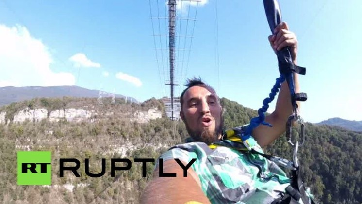 مغامر روسي على كرسي متحرك يقفز من علو 69 مترا