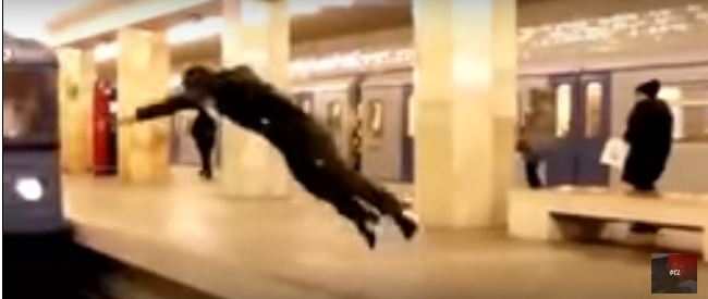 شاهد.. مغامر روسي يقفز أمام القطارات في تحدٍ للموت