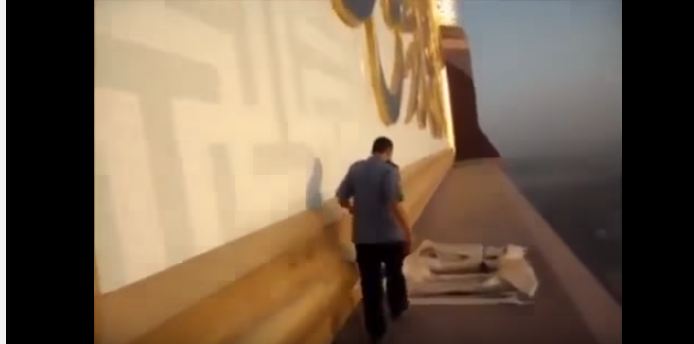 مغامر سعودي يتسلق برج ساعة مكة