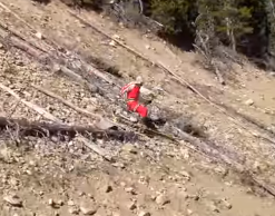 شاهد.. مغامر يتزلج على “الصخر” في منتج بأمريكا