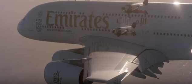 مغامران يحلقان بجانب طائرة الإمارات