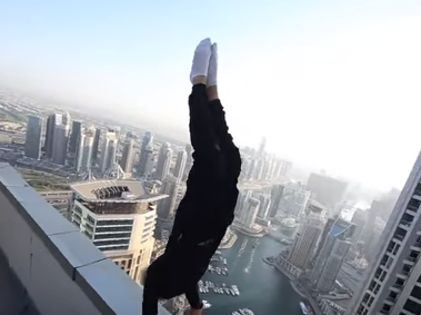 شاهد.. مغامر يقف على يديه فوق حافة ناطحة سحاب في دبي