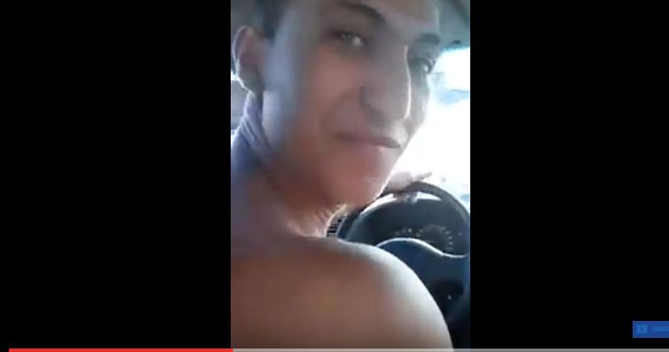 بالفيديو.. مغربي نصف عارٍ يخترق حاجزًا أمنيًّا بسيارته