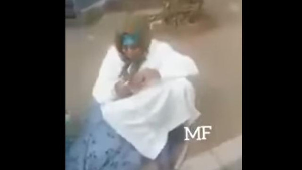 بالفيديو.. يلقي أمه المسنة في الشارع إرضاءً لزوجته