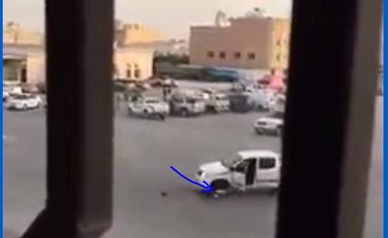 بالفيديو.. مفحط متهور يسقط تحت عجلات سيارته المسرعة