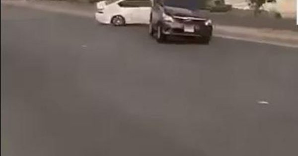 بالفيديو.. مفحط يصدم سيارة ويتسبب في اصطدامها بشجرة