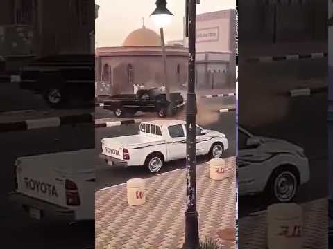 بالفيديو.. مُفحّط العيد يصطدم بعمود إنارة في الرياض