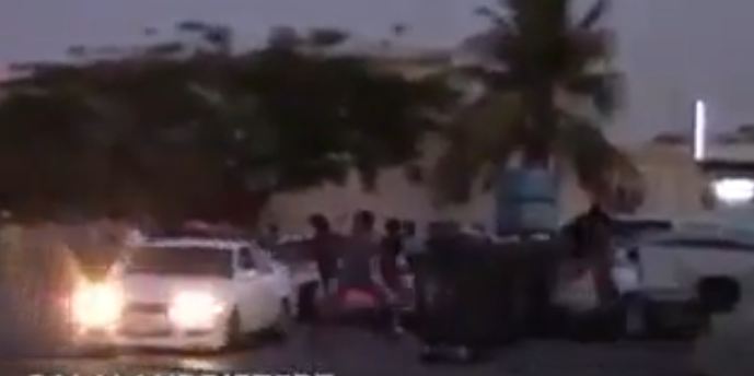 بالفيديو.. مفحط عماني يفقد السيطرة ويدهس الجماهير