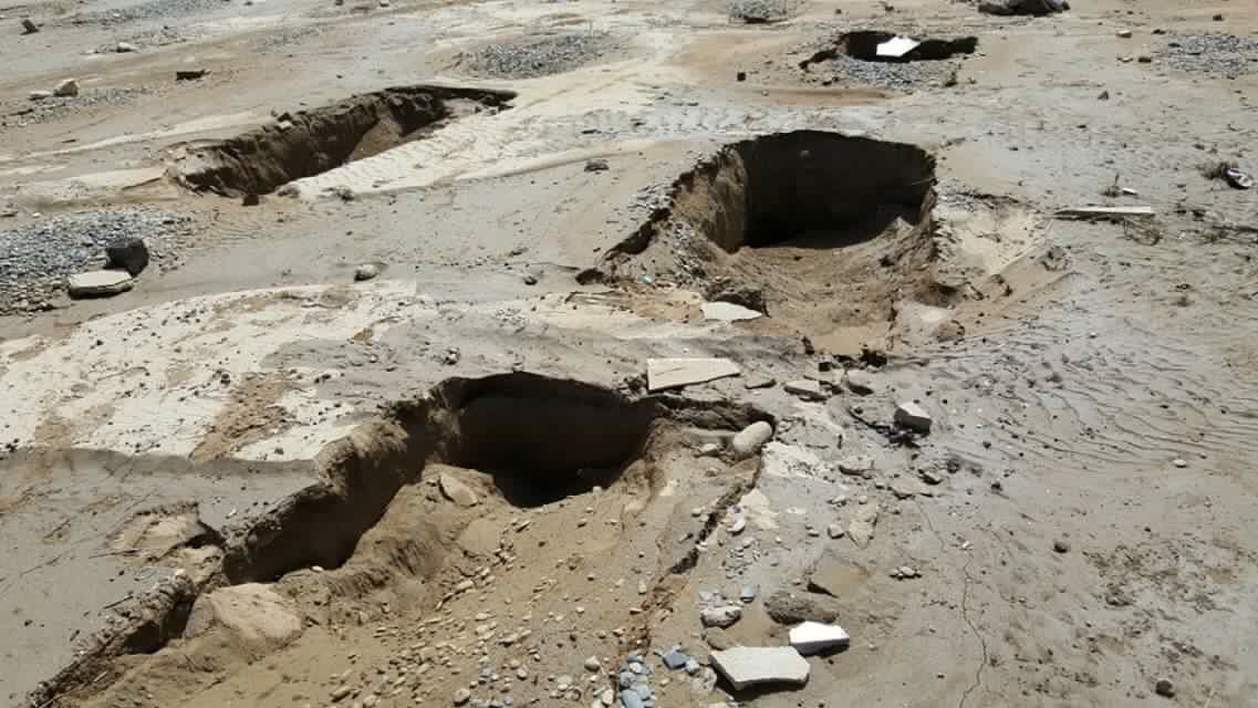 بالصور.. الأمطار تجرّف المقابر في أبو عريش