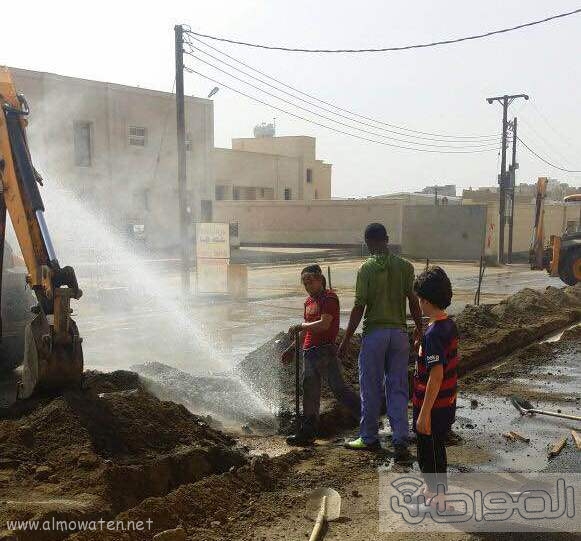 مقاول تمديدات ارضيه يعبث في كيبال الاتصالات وأنابيب المياه بخميس مشيط (6)