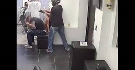فيديو مروع.. مقتل رجل عصابات داخل محل حلاقة