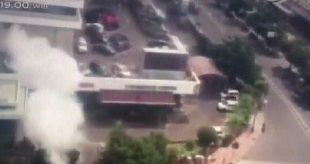 بالفيديو والصور.. إندونيسيا.. مقتل 8 أشخاص في سلسلة هجمات في جاكرتا