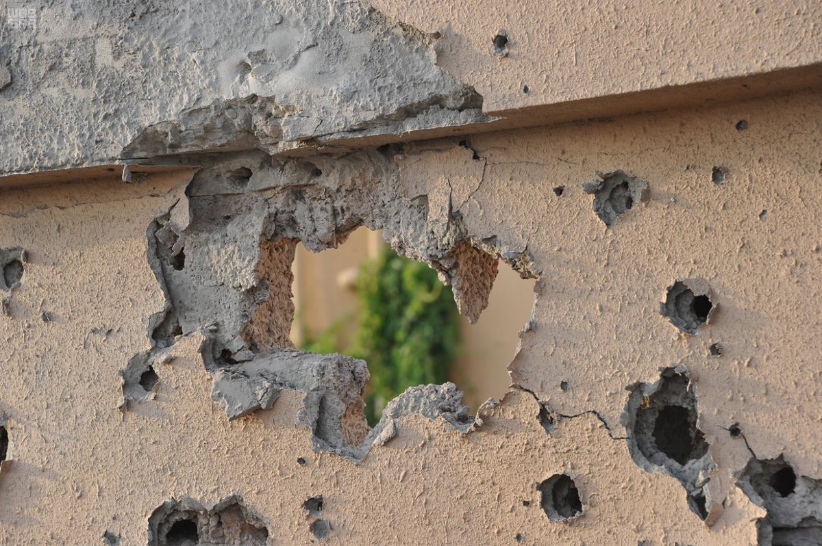 تضرر منزلين جراء سقوط مقذوف حوثي على #صامطة