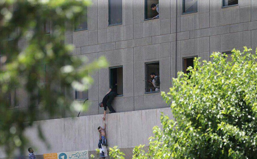 أحد المسلحين يفجّر نفسه بالطابق الخامس في البرلمان الإيراني