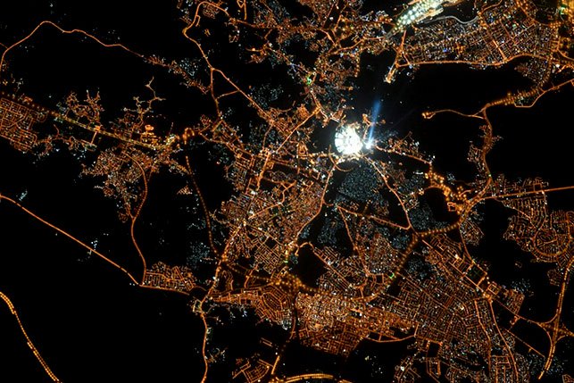 هكذا تبدو مكة من محطة الفضاء الدولية ليلًا ونهارًا
