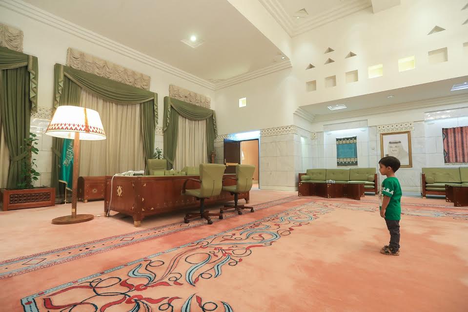 بالصور..  “مكتب الملك” في قصر الحكم.. الوجهة الأولى للزوّار