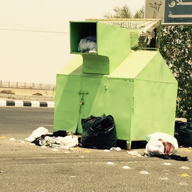 بالصور.. ملابس الفقراء مُلقاة على الأرض وبأكياس القمامة