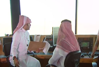 شاهد.. شباب سعوديون يتولون إدارة المراقبة الجوية في#مطار_الملك_خالد
