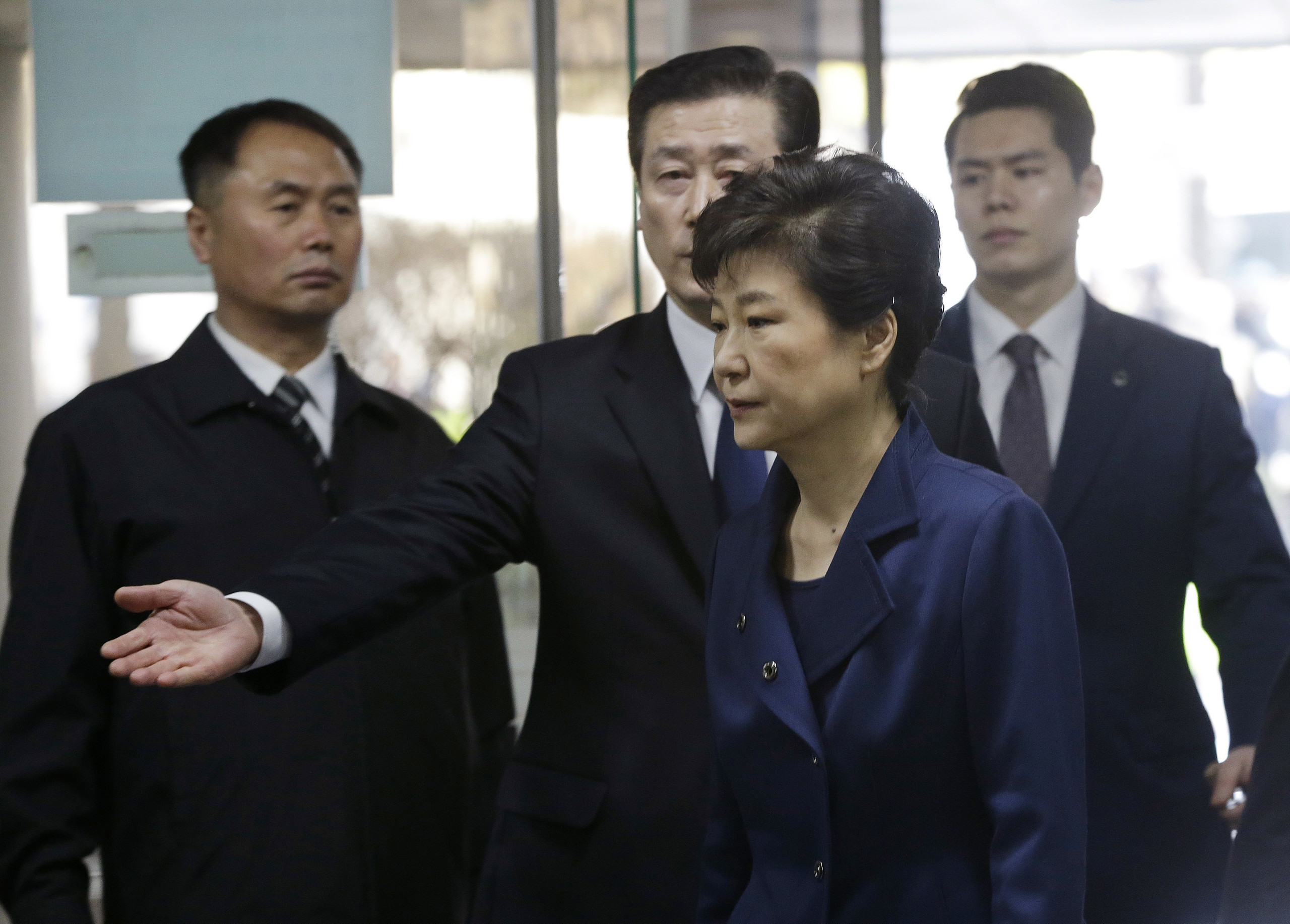 بالصور..  ملامح رئيسة كوريا وهم يقودونها للسجن