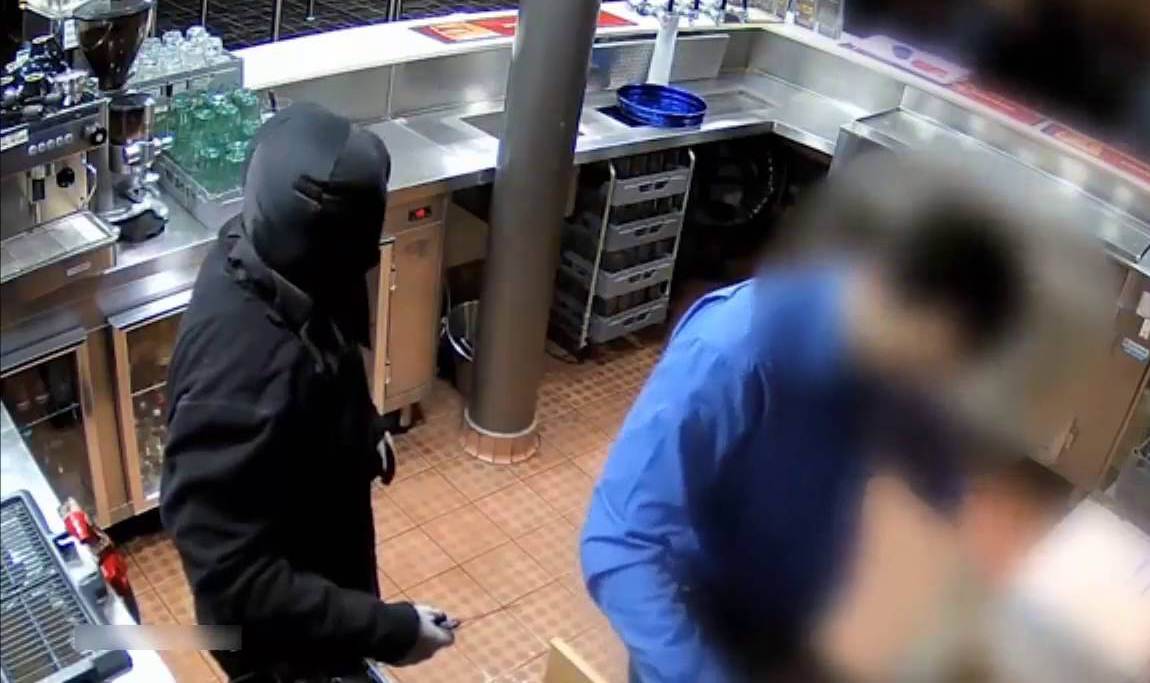 بالفيديو .. ملثم يسرق محلاً مستخدماً سكيناً في أستراليا