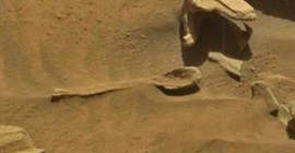 شاهد.. “ملعقة” على سطح المريخ