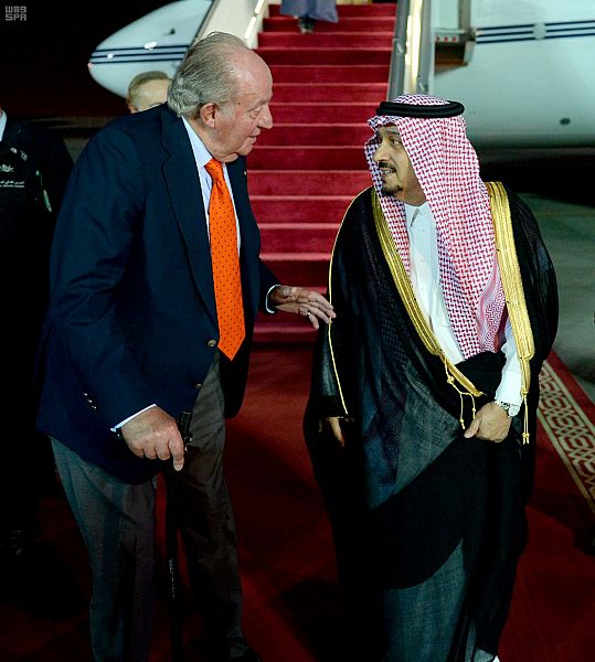 ملك إسبانيا السابق يصل الرياض وفيصل بن بندر في استقباله 