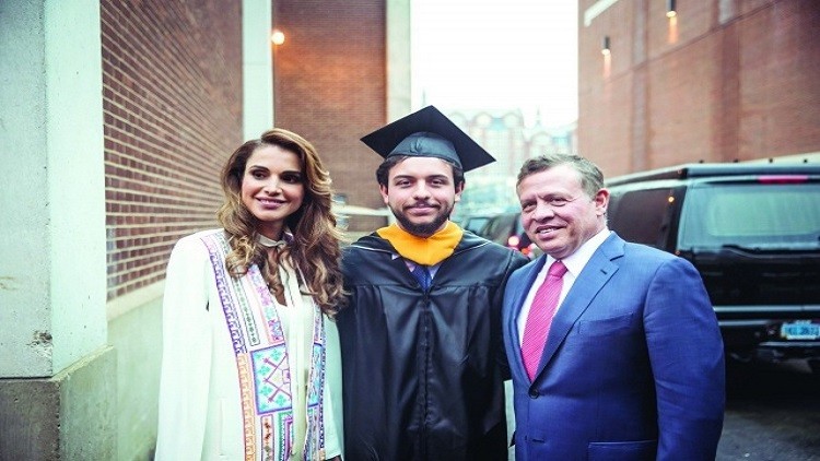 بالصور.. ملك الأردن وزوجته الملكة رانيا يحتفلان بتخرج ولي العهد