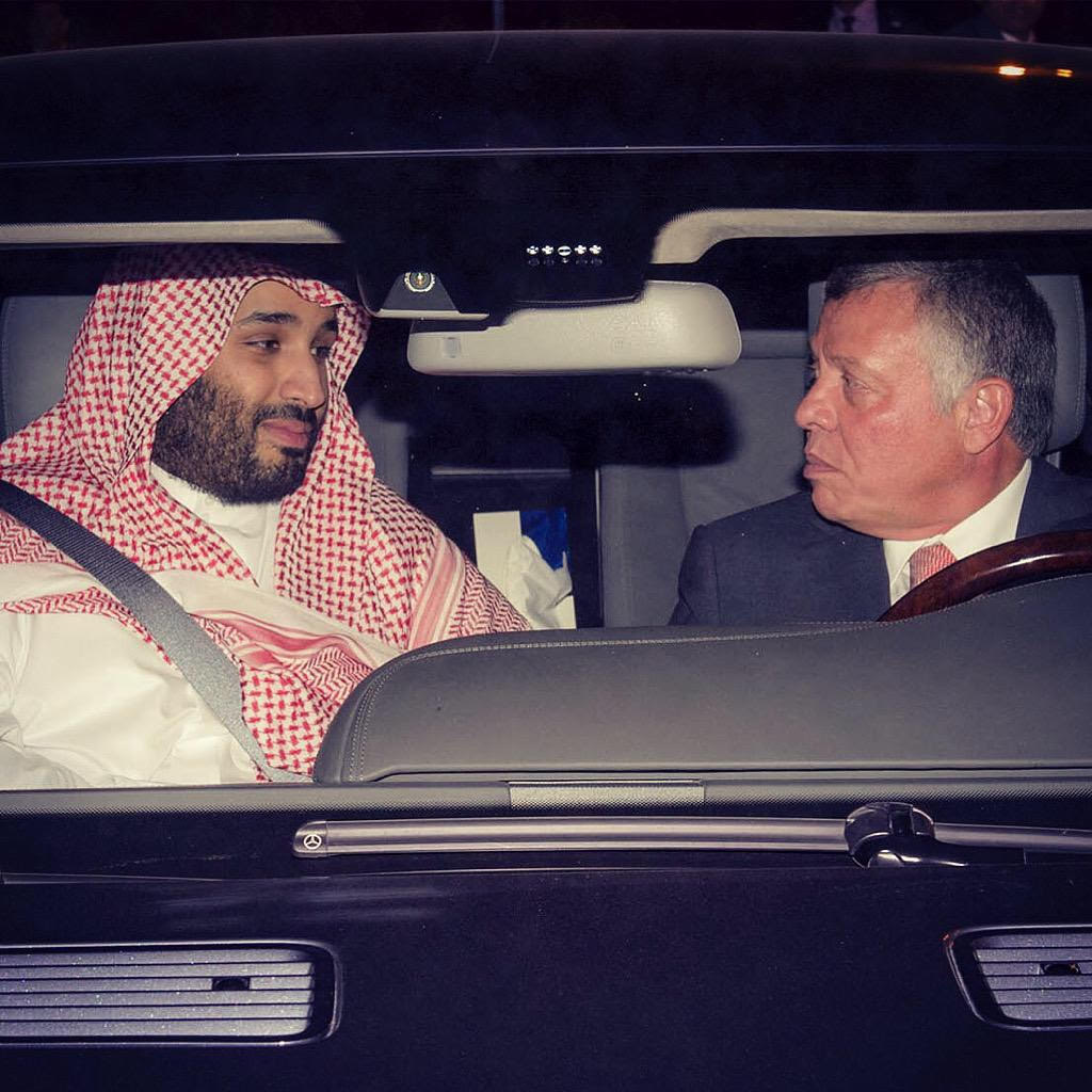 ملك الأردن يقود سيارته برفقة محمد بن سلمان ليودعه في المطار