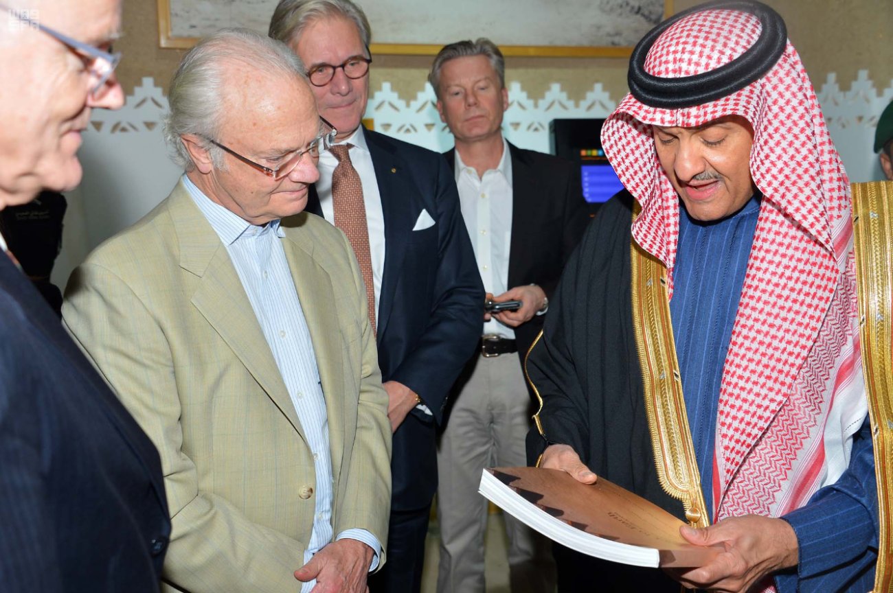 بالصور.. ملك السويد يزور قصر المصمك في الرياض ويستمع لقصته