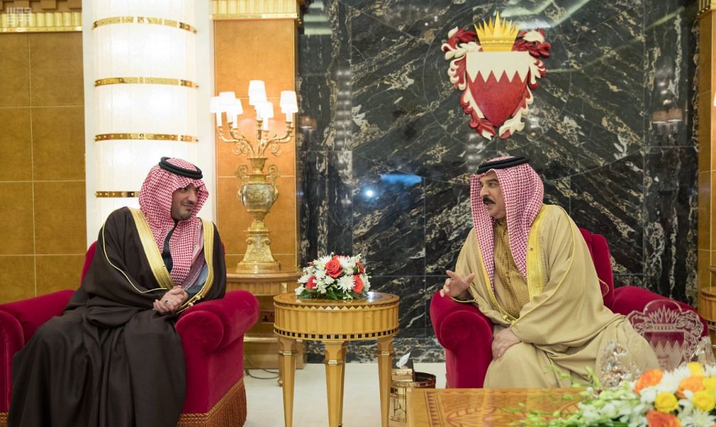 ملك البحرين يبحث مع وزير الداخلية مستجدات الأحداث في المنطقة