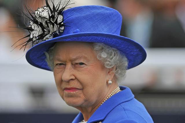 ملكة بريطانيا تتهم مسؤولين صينين بـ”الوقاحة”
