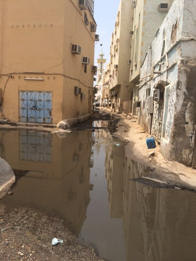 أهالي حي السبيل بـ #جدة: الصرف الصحي يملأ الشوارع و”المياه” لا تستجيب