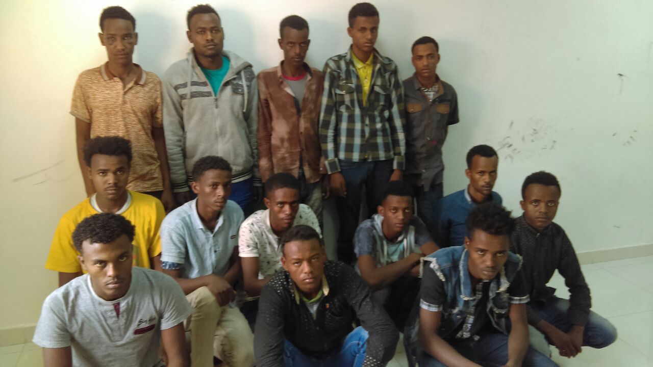 عصابة الـ15 إثيوبياً امتهنت سلب السائقين بأسلحة بيضاء.. سقطت في شرّ أعمالها بأطراف الرياض