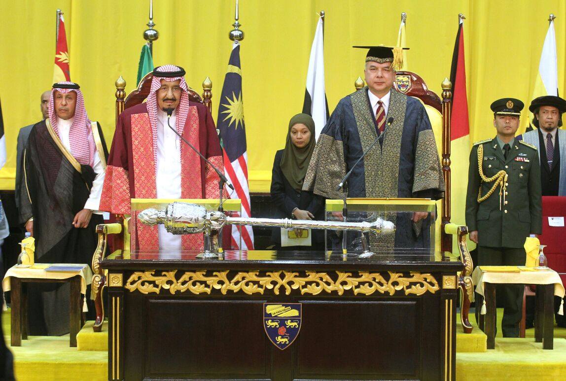 بالفيديو.. لحظة منح الملك سلمان الدكتوراه الفخرية في ماليزيا