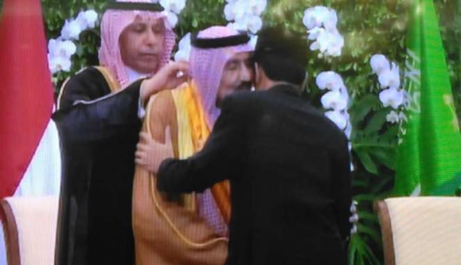 الملك سلمان يتقلد أرفع وسام من رئيس إندونيسيا