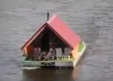 شاهد.. منزل روسي يطفو على الماء !