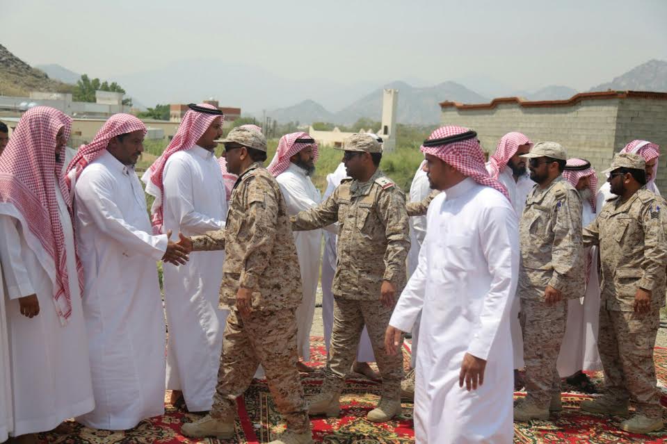 بالصور.. منسوبو “الدفاع” ينقلون التعازي لأسرة الشهيد عوض الحارثي بالعرضيات